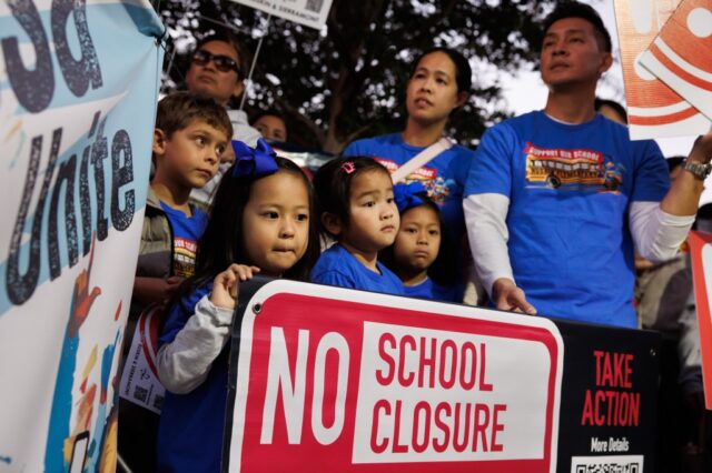 Eltern demonstrieren in San Jose, um gegen Schulschließungen in Berryessa zu protestieren

