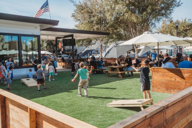 The Yard serviert Hühnchen und Bier in Brentwood unter dem einfachen Motto: „Liebe deinen Nachbarn“

