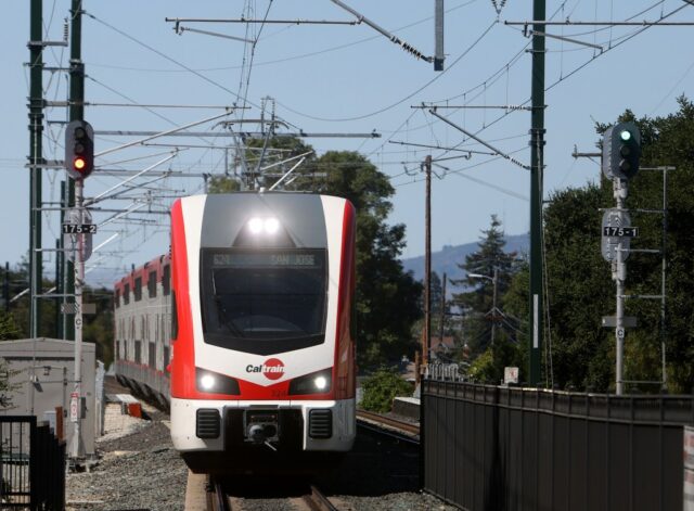 Die Zahl der Caltrain-Fahrgäste erreicht mit neuen Elektrozügen den höchsten Stand seit COVID

