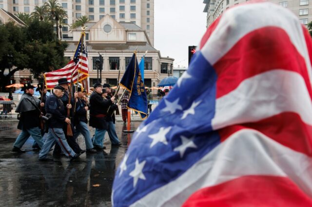 Fotos: Trotz des Regens marschiert die 106. jährliche Veterans Day-Parade durch die Innenstadt von San Jose

