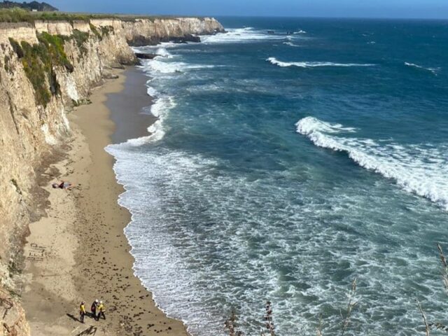 Unbekannte Leiche in der Nähe des Strandes von Santa Cruz County geborgen

