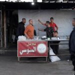 Video: Der Krieg hat eines der beliebtesten Restaurants in Gaza in einen Lebensmittelkiosk verwandelt