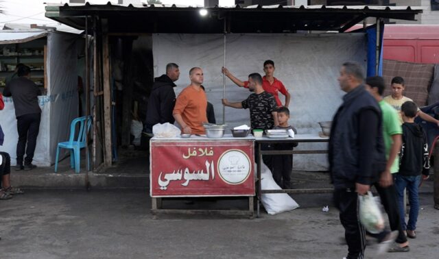 Video: Der Krieg hat eines der beliebtesten Restaurants in Gaza in einen Lebensmittelkiosk verwandelt

