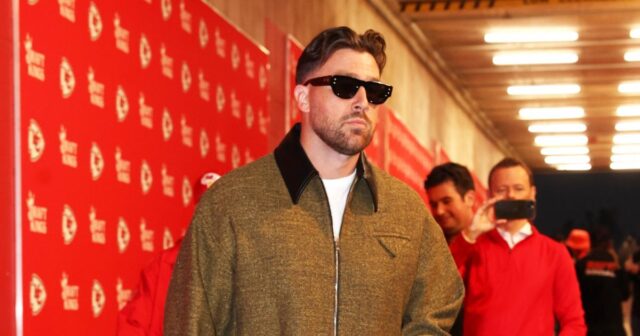 Travis Kelce rockt vor dem Spiel Chiefs vs. Buccs in voller Herbstmode

