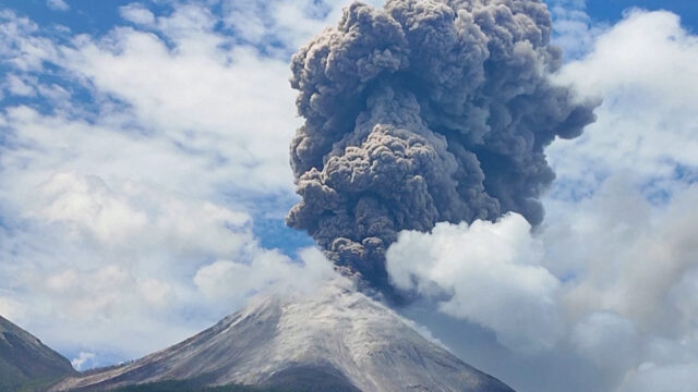 Bei Vulkanausbrüchen in Indonesien sind mindestens neun Menschen ums Leben gekommen

