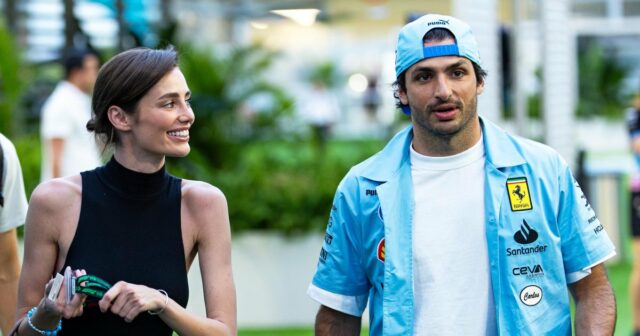 Wer ist Carlos Sainz Jr.s Freundin? 5 Dinge, die Sie über Rebecca Donaldson wissen sollten

