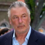 Alec Baldwin behauptet, er profitiere vom Tod von Halyna Hutchins