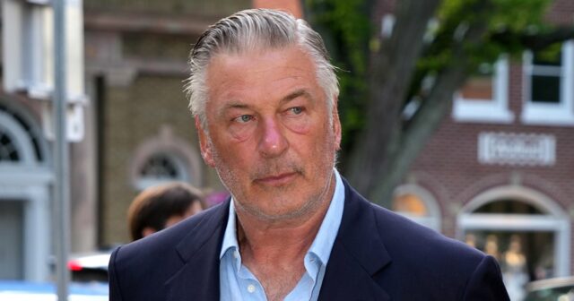 Alec Baldwin behauptet, er profitiere vom Tod von Halyna Hutchins

