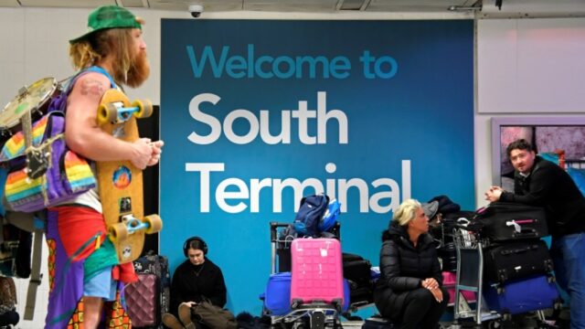 Nach der Evakuierung des Terminals wurde ein Bombenentschärfungsteam zum Flughafen London Gatwick geschickt

