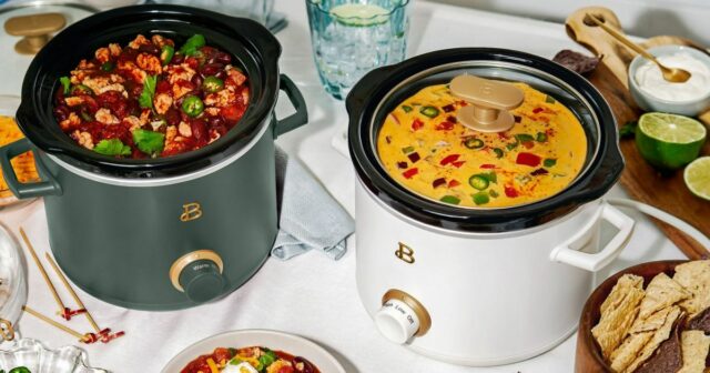 Holen Sie sich noch heute ZWEI der wunderschönen Slow Cooker von Drew Barrymore für nur 15 $!

