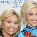 Julie Chrisley half Savannah bei einem Besuch beim Erstellen der Thanksgiving-Liste