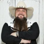 Die Frau von Sundance Head verrät, dass ihr Hemd nach einem Schusswaffenunfall angeschossen wurde