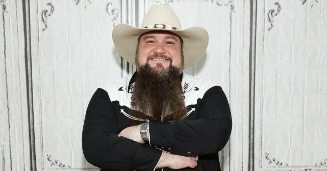 Die Frau von Sundance Head verrät, dass ihr Hemd nach einem Schusswaffenunfall angeschossen wurde

