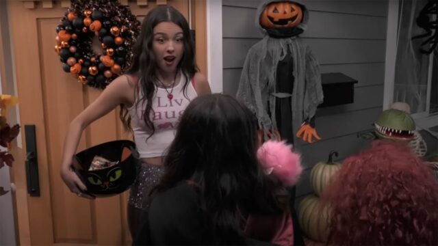 Olivia Rodrigo überrascht Halloween-Süßes oder Saures ist eine lustige Zeit

