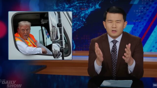 „Daily Show“ verspottet Trumps Müllwagen-Stunt

