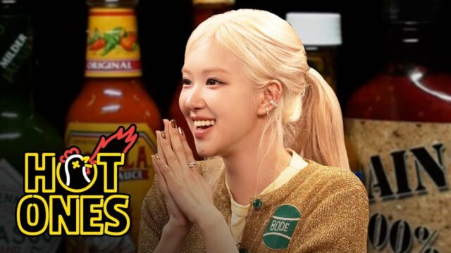 Blackpinks ROSÉ spricht über Trinkspiele, drückt einen Stressball und zerquetscht „Hot Ones“

