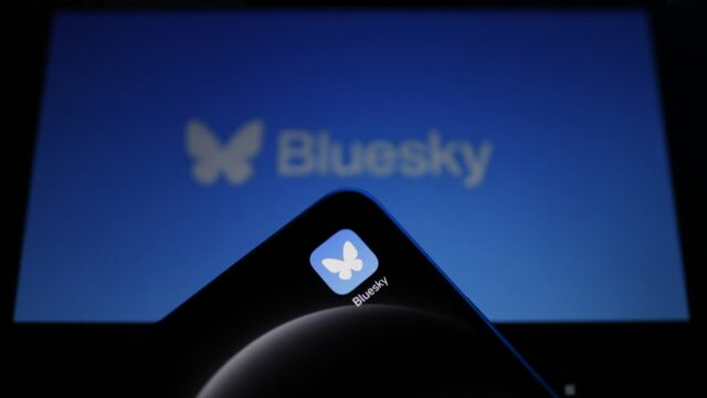 Bluesky ist die Nr. 1 im App Store, während Benutzer weiterhin vor Elon Musks X fliehen

