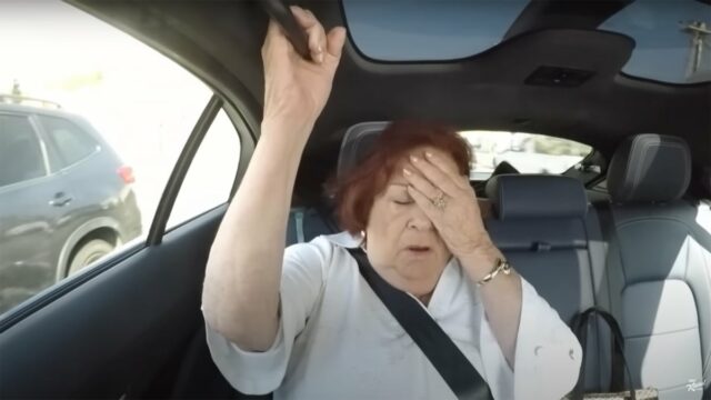 Jimmy Kimmel, wie er seiner Tante mit einem selbstfahrenden Auto einen Streich spielt, ist ein unterhaltsames Video

