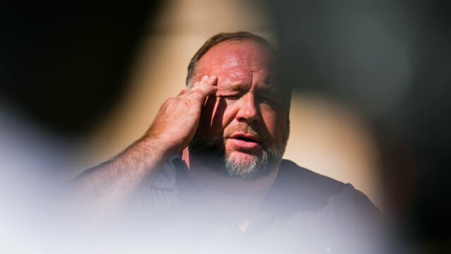 Ja, The Onion hat tatsächlich Alex Jones‘ InfoWars gekauft

