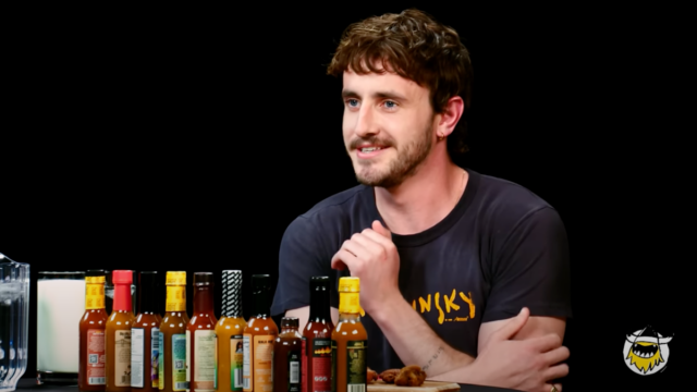 Paul Mescal bekämpft tapfer die Würze in „Hot Ones“

