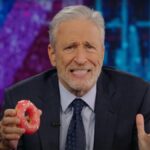 Jon Stewart zeigt anhand eines Donuts, wo die Demokraten immer wieder Fehler machen