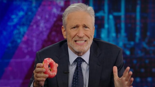 Jon Stewart zeigt anhand eines Donuts, wo die Demokraten immer wieder Fehler machen

