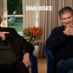 Ted Danson und Michael Schur über das Verlassen ihrer Komfortzone in „A Man on the Inside“.