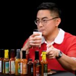 Bowen Yang nimmt es mit den Hot Ones auf und bleibt dabei beeindruckend cool