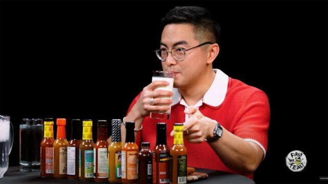 Bowen Yang nimmt es mit den Hot Ones auf und bleibt dabei beeindruckend cool

