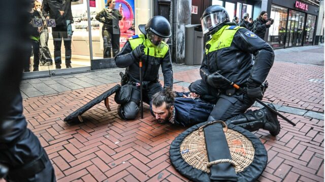 War die offizielle Reaktion auf die Gewalt in Amsterdam voreingenommen?

