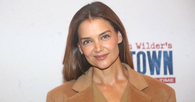 Der Wildledertaschen-Look von Katie Holmes mit Gürtel wird sich bestimmt verkaufen

