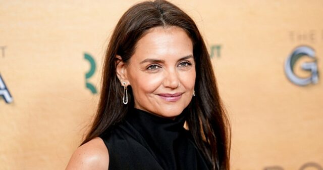 Der bequeme Rich-Mom-Sneaker-Look von Katie Holmes kostet bei Amazon nur 31 US-Dollar

