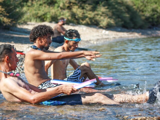 Der Angst vor Wasser begegnen: Flüchtlinge lernen auf Lesbos schwimmen

