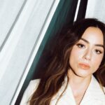 Chloe Bennet weiß, wie es ist, zwischen zwei Welten zu leben, und das nicht nur in „Interior Chinatown“.