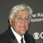 Jay Leno ist „ganz schwarz und blau“ und trägt nach einem 60-Fuß-Abstieg eine Augenklappe