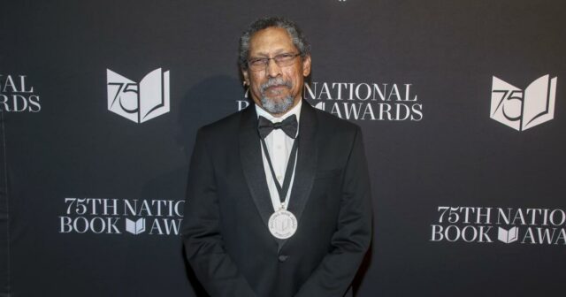 Der aus Los Angeles stammende Autor Percival Everett gewinnt den National Book Award für seine neue Version von „Huck Finn“.

