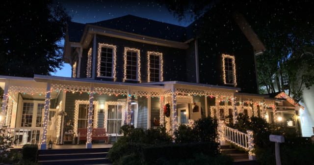 Es ist Winter in Stars Hollow! Machen Sie auf dieser unterhaltsamen Warner Bros.-Tour einen Spaziergang durch die Stadt „Gilmore Girls“.

