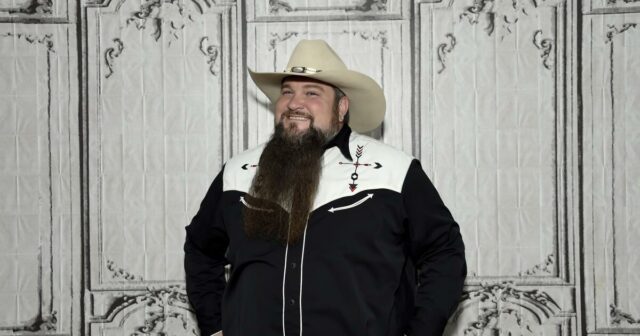 „The Voice“-Gewinner Sundance Head schießt sich beim Jagen versehentlich in den Bauch

