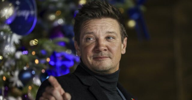 Jeremy Renner wurde zum großen Wunder der Hollywood-Weihnachtsparade 2024 ernannt, ähm, zum Marschall

