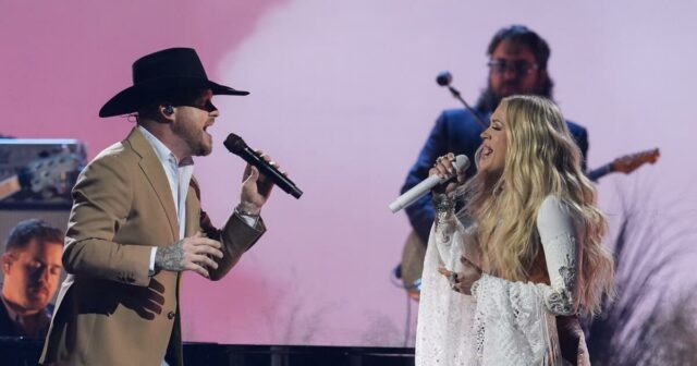 Carrie Underwood und Cody Johnson singen bei den CMA Awards 2024 ein Überraschungsduett

