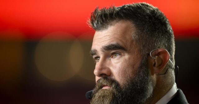 Jason Kelce bedauert seine Entscheidung, „Hass mit Hass zu begrüßen“, nachdem ein Fan schwulenfeindliche Beleidigungen über Travis' Beziehung mit Taylor Swift gemacht hat

