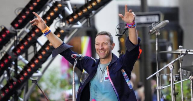 Chris Martin von Coldplay fällt während eines Konzerts in Melbourne durch eine Falltür auf der Bühne

