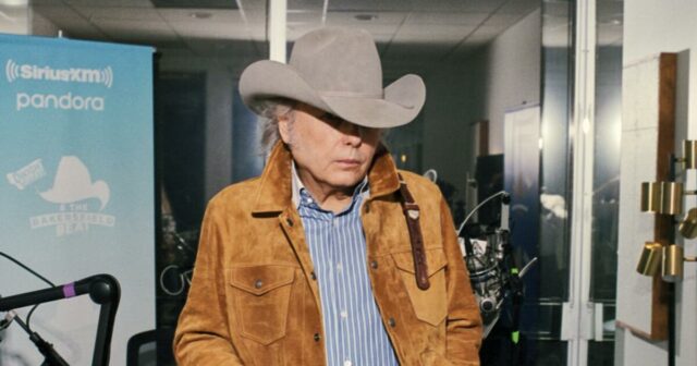 Dwight Yoakam, der größte Musikfan, preist seine Einflüsse auf „Brighter Days“

