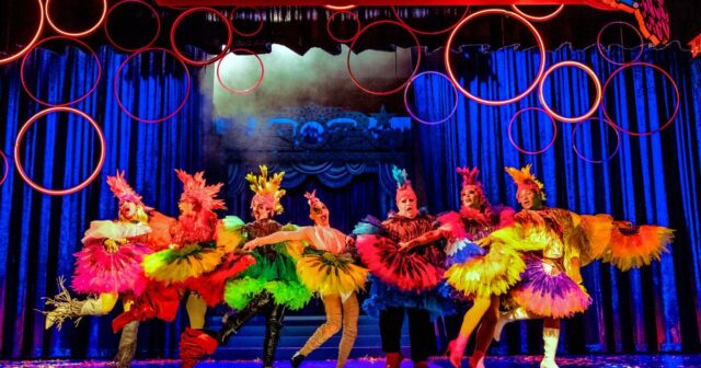 Zusammenfassung: Festlich wie ein Weihnachtsfenster funkelt „La Cage aux Folles“ besonders in Pasadena

