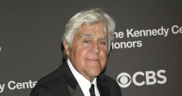 Jay Leno ist „ganz schwarz und blau“ und trägt nach einem 60-Fuß-Abstieg eine Augenklappe

