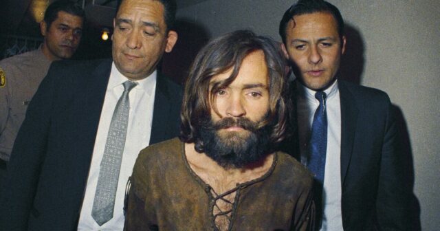 In einem im Gefängnis entdeckten Telefonanruf gibt Charles Manson zu, an Morden vor 1969 beteiligt gewesen zu sein

