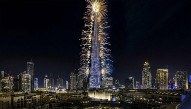 Das neue Jahr wird in den Emiraten mit einer Lasershow auf dem Burj Khalifa begrüßt

