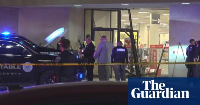 Flüchtender Fahrer tot, nachdem er in Texas Mall gerast ist, fünf Verletzte, teilte die Polizei mit

