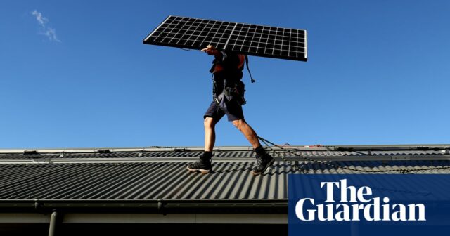 In Südaustralien, Victoria, Queensland und New South Wales kann es aufgrund von zu viel Solarstrom zu Stromausfällen kommen, warnt Aemo

