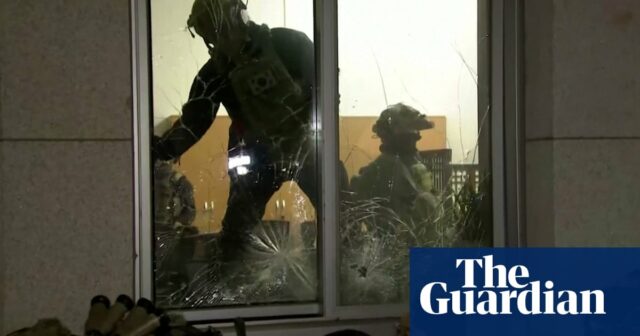 Südkoreanische Soldaten dringen durch zerbrochene Fenster ins Parlament ein – Video

